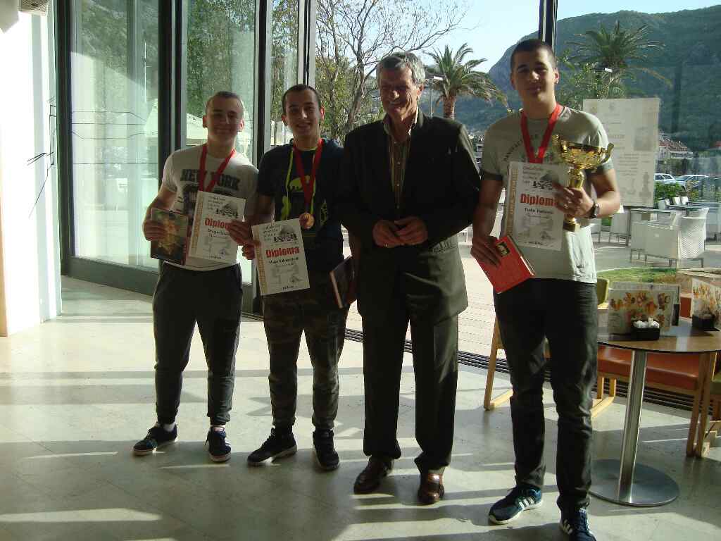 Pobjednici Omladinskog prvenstva Kotora sa velemajstorom Ivanovićem